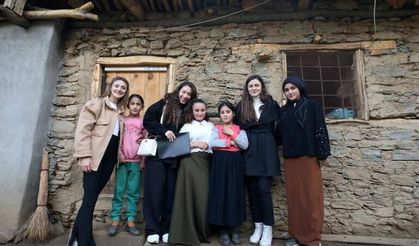 Muş'ta kız çocukları gönüllü öğretmenler sayesinde yeniden okullu oluyor