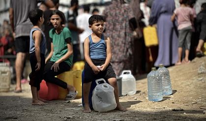 Han Yunus Belediyesi, kentteki Filistinlilere temiz su dağıttı