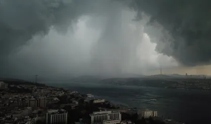 İstanbul'da şiddetli sağanak! O anlar kameralara yansıdı