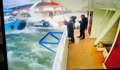 Haliç’te yolcu vapuru balıkçı teknesine çarptı: O anlar kamerada