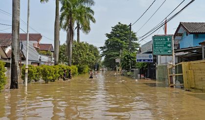 Endonezya'da selden etkilenen bölgelerde tahliye işlemleri sürüyor