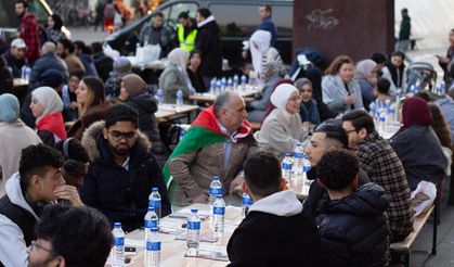 Hollanda’da Gazze ve Filistin’e destek amaçlı sokak iftarı