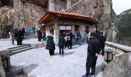 Bayramda Sümela Manastırı'na ziyaretçi akını