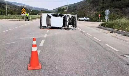 Köpeğe çarpmamak için manevra yapan otomobil yan yattı