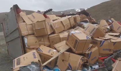 TIR devrildi: Beyaz eşyalar yola saçıldı