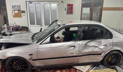 Sabah namaza gelenler şaşırdı: Camiye araba daldı