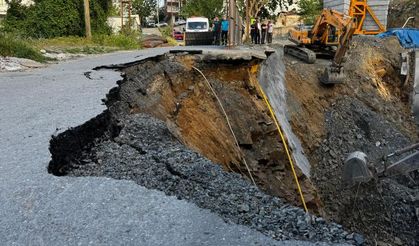 Gaziosmanpaşa'da yol çöktü: Doğalgaz hattı zarar gördü