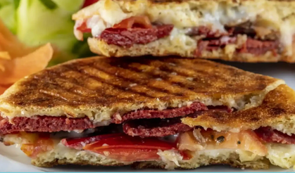 Hızlı ve doyurucu! Evde sanayi tostu yapımı