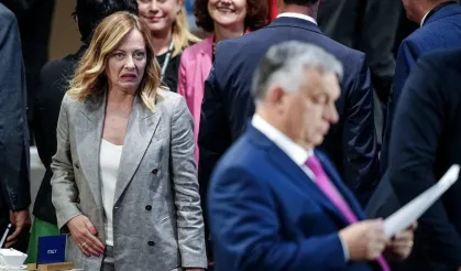 Meloni’den tuhaf hareketler! Yüz ifadeleri gündem oldu