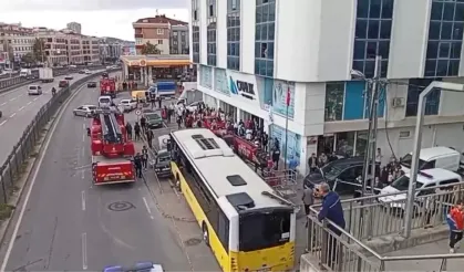İETT otobüsü durağa girdi: Kaza anı kamerada