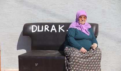 CHP'li belediyenin oturacak yer yapmadığı duraklara vatandaş koltuk getirdi