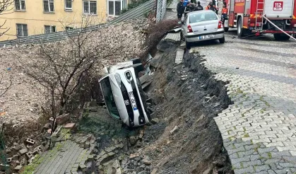 Üsküdar'da yol çöktü: Otomobil çukura düştü