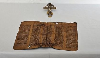 Orta Çağ dönemine ait parşömen ve bronz haç ele geçirildi