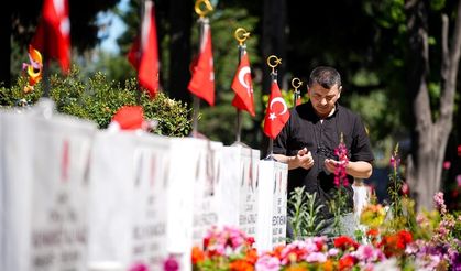 Şehitliklerde hüzünlü bayramlaşma