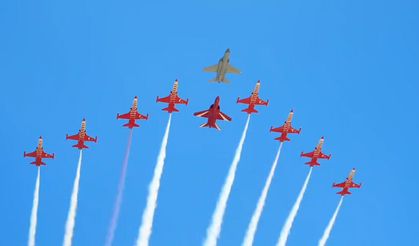 HÜRJET'ten Türk Yıldızları ile tarihi 10'lu kol uçuşu