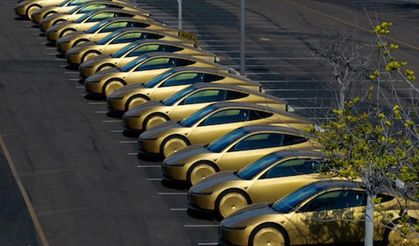 Tesla sürücüsüz taksi hizmetini başlattı