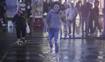 Ankara'da gök gürültülü sağanak etkili oldu