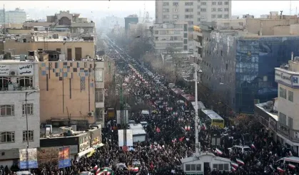 İran’da güvenlik güçleri ile silahlı grup çatıştı!