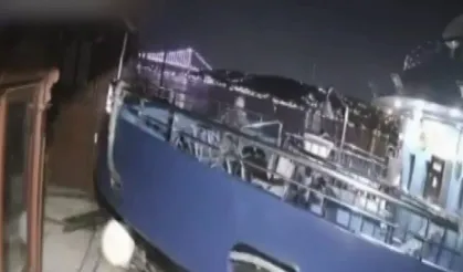 Üsküdar’da yolcu vapuru tarihi yalıya çarptı!