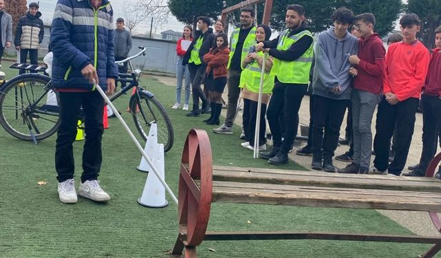 Akyazı'da öğrenciler, engellilerin yaşadığı zorlukları deneyerek tecrübe etti