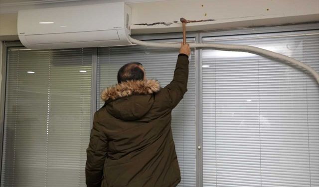 Bursa'da depremin ardından boşaltılan Mudanya Belediyesi hizmet binasında test ve incelemeler başlatıldı