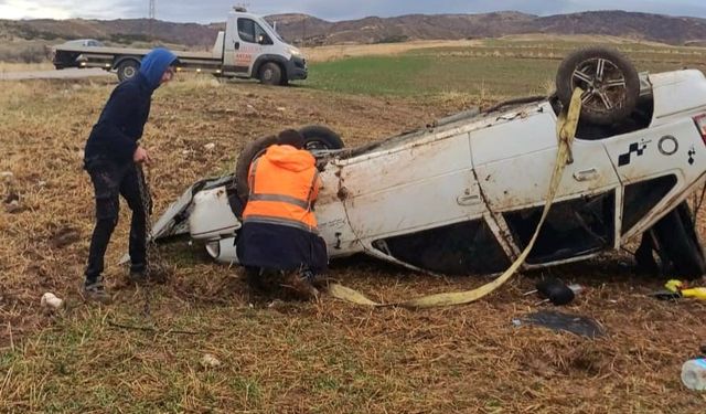 Kontrolden çıkan otomobil tarlaya devrildi: 6 yaralı