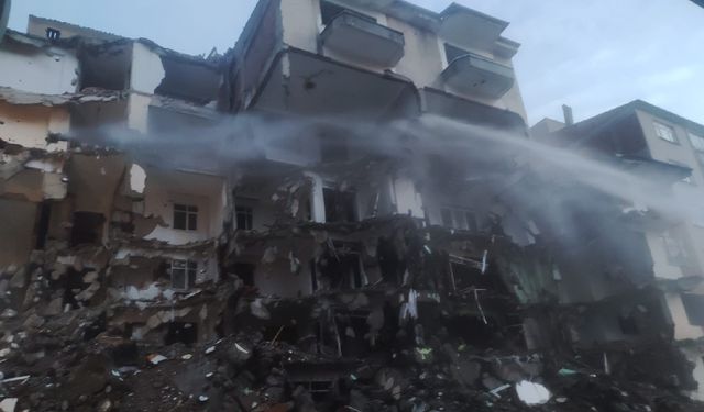 Elazığ’da ilginç görüntü: Yıkılan binanın 7'nci katı havada kaldı!