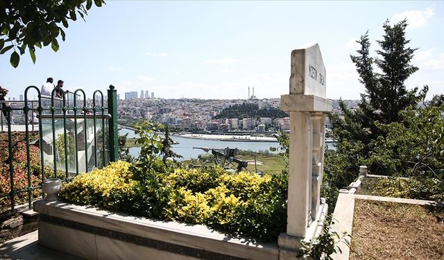 Ordu'da Teo, sahibini mezar başında yalnız bırakmıyor