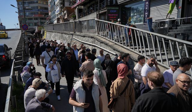 İstanbul’da ucuz baklava almak isteyen vatandaşlar 1 saat sırada bekledi