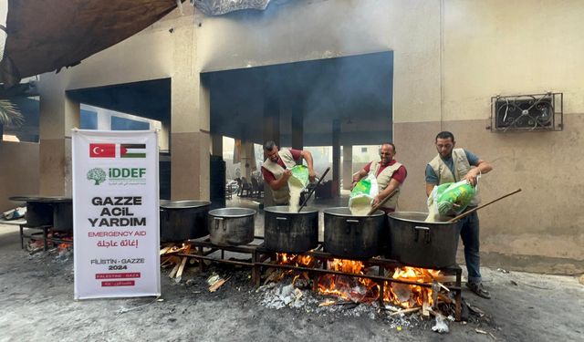 İDDEF, Gazze'nin Kuzeyinde Sıcak Yemek ve Temiz Su Dağıtımı Yaptı