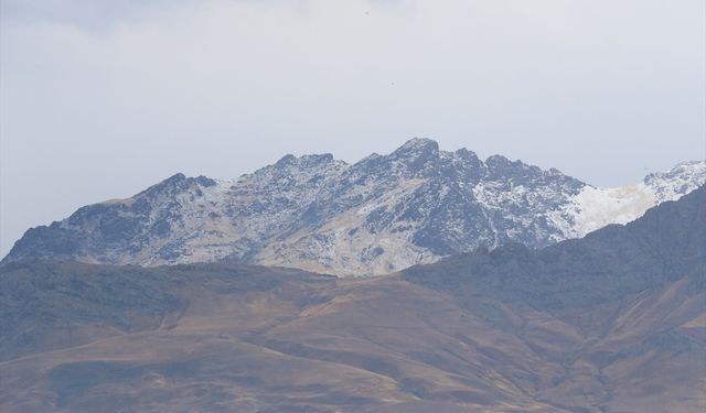 Van'daki Erek Dağı'na erken kar yağışı şaşırttı