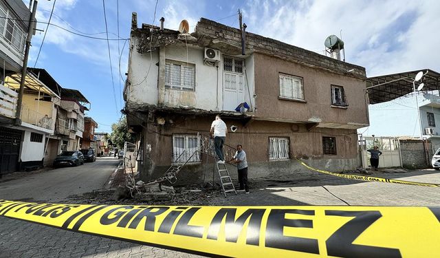 Adana'da fırtına: Bir evin damı ve balkonu kısmen yıkıldı