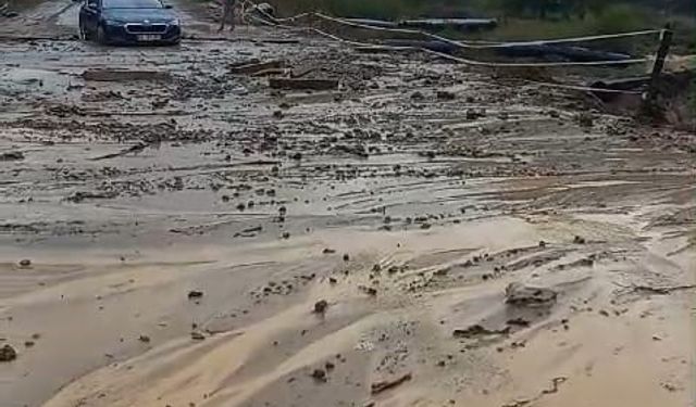 Yağış sonrası çamur yola aktı, temizleme çalışması başlatıldı