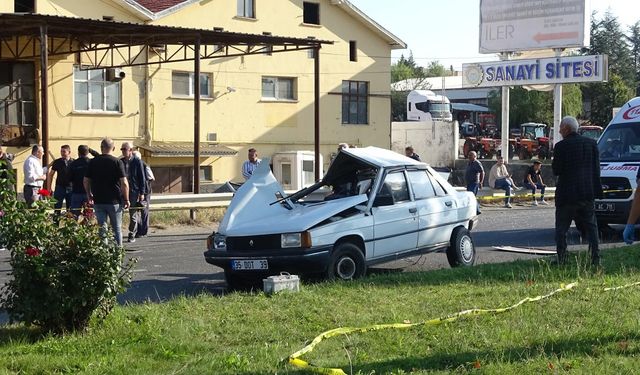 Kütahya'da servis aracı otomobile çarptı: 1 ölü, 9 yaralı