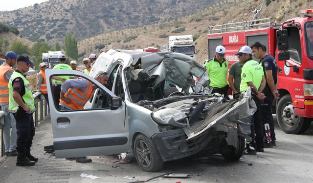 Manisa'da hafif ticari araç ile tır çarpıştı: 1 ölü