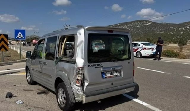 Antalya’da motosiklet ile hafif ticari araç çarpıştı: 2 yaralı