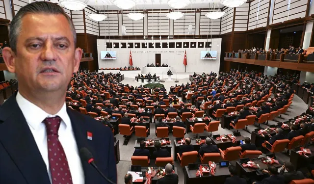 Erdoğan'ı ayakta karşılayan Özgür Özel'den açıklama