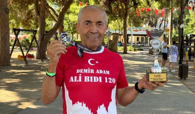 75 yaşındaki Demir Adam, Alanya Triatlonu'ndan 1 kupa ve 1 madalya ile döndü