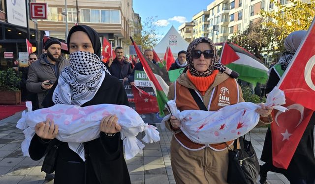 Gazze'de hayatını kaybeden öğretmen ve öğrenciler için Küçükçekmece'de yürüyüş düzenlendi