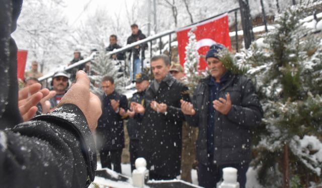 Şehit öğretmen Necmettin Yılmaz, Gümüşhane'de mezarı başında anıldı