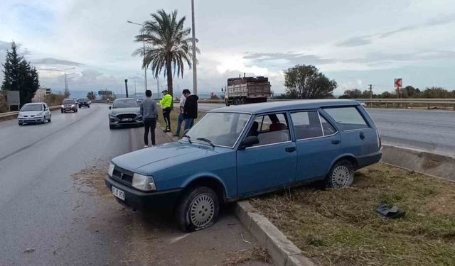 Seyir halindeyken lastiği patlayan Tofaş kanalı aşıp refüje uçtu