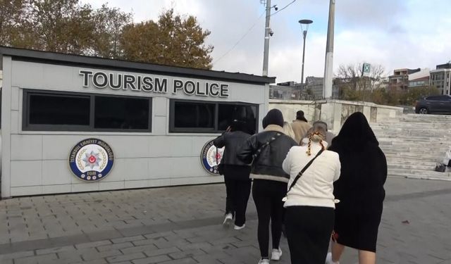 Taksim’ de Türk bayrağı dağıtıp, sözde bağış toplayan 6 kadına para cezası