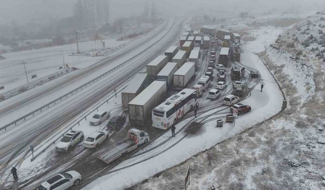 Yoğun kar yağışıyla Erzincan - Sivas kara yolu ulaşıma kapandı