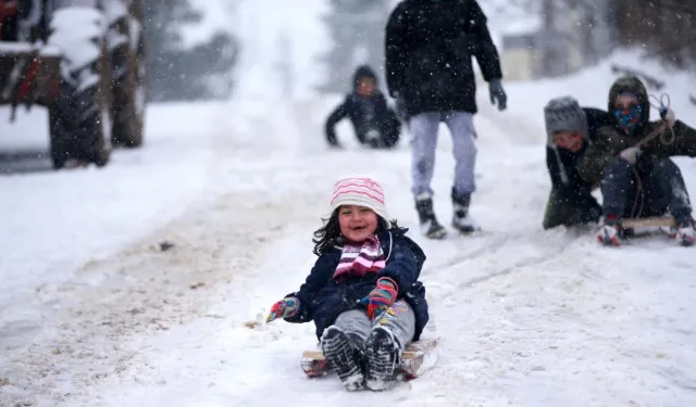 12 ilde okullar tatil edildi! Kar yağışı yolları kapadı