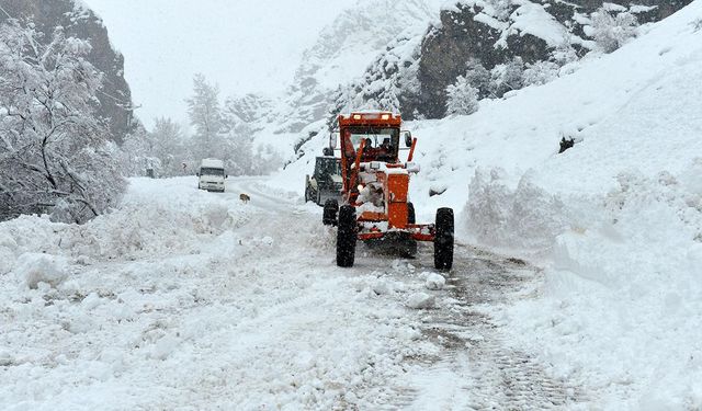 Sivas'ta kar yağışı; 35 yerleşim yeri yolu ulaşıma kapandı