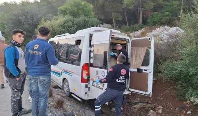 Bodrum'da yolcu minibüsü, şarampole düştü: 8 yaralı