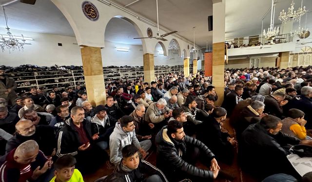 Suriye'de Baas rejiminin devrilmesinin ardından Lazkiye'de Türkmenler ilk cuma namazı kıldı