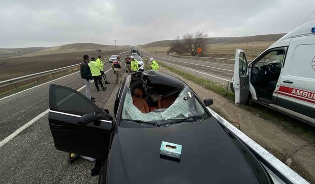 Diyarbakır’da tırdan fırlayan tekerin seyir halindeki otomobilin tavanına düşmesiyle 1 kişi öldü