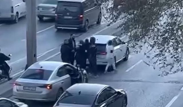 E-5’te akan trafiğe aldırmadan yumruk yumruğa kavga ettiler