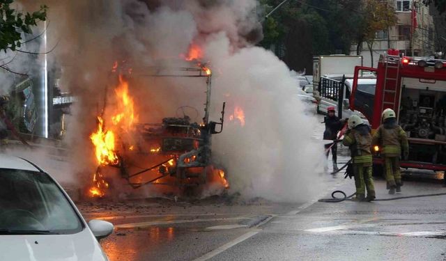 Kartal’da minibüs alev alev yandı, 20 yolcu tahliye edildi